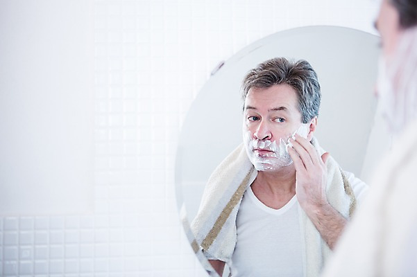 포토 JPG 백인 응시 남자 중년 50대 실내 한명 서기 상반신 옆모습 거울 화장실 바르기 면도 면도크림 중년남자한명만 국내포토 서양인 1 시선 뷰포인트 모션 사람 성인 내부 위생용품 남자한명만 중년남자만 파일형식