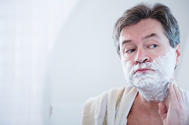 포토 JPG 백인 응시 남자 중년 50대 실내 한명 서기 상반신 앞모습 거울 화장실 바르기 면도 면도크림 중년남자한명만 국내포토 서양인 1 시선 뷰포인트 모션 사람 성인 내부 위생용품 남자한명만 중년남자만 파일형식