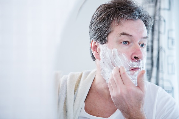 포토 JPG 백인 응시 남자 중년 50대 실내 한명 서기 상반신 앞모습 거울 화장실 바르기 면도 면도크림 중년남자한명만 국내포토 서양인 1 시선 뷰포인트 모션 사람 성인 내부 위생용품 남자한명만 중년남자만 파일형식