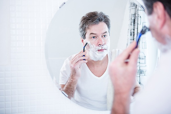 포토 JPG 백인 응시 남자 중년 50대 실내 한명 서기 상반신 옆모습 아웃포커스 거울 화장실 면도 면도기 면도크림 중년남자한명만 국내포토 서양인 1 시선 뷰포인트 모션 촬영기법 사람 성인 내부 위생용품 남자한명만 중년남자만 파일형식