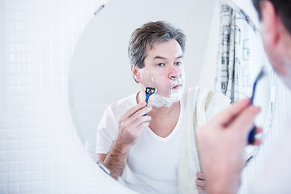 포토 JPG 백인 응시 남자 중년 50대 실내 한명 서기 상반신 옆모습 아웃포커스 거울 화장실 면도 면도기 면도크림 중년남자한명만 국내포토 서양인 1 시선 뷰포인트 모션 촬영기법 사람 성인 내부 위생용품 남자한명만 중년남자만 파일형식