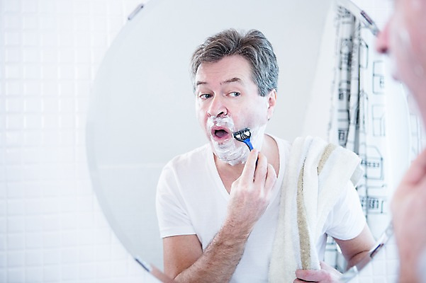 포토 JPG 백인 응시 남자 중년 50대 실내 한명 서기 상반신 옆모습 아웃포커스 거울 화장실 면도 면도기 면도크림 중년남자한명만 국내포토 서양인 1 시선 뷰포인트 모션 촬영기법 사람 성인 내부 위생용품 남자한명만 중년남자만 파일형식