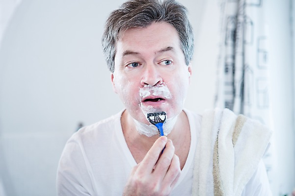 포토 JPG 백인 응시 남자 중년 50대 실내 한명 서기 상반신 앞모습 수건 거울 화장실 면도 면도크림 면도칼 중년남자한명만 국내포토 서양인 1 시선 뷰포인트 모션 사람 성인 내부 위생용품 남자한명만 중년남자만 파일형식