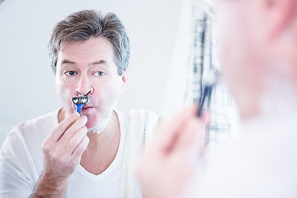 포토 JPG 백인 응시 남자 중년 50대 실내 한명 서기 상반신 옆모습 아웃포커스 거울 화장실 면도 면도기 중년남자한명만 국내포토 서양인 1 시선 뷰포인트 모션 촬영기법 사람 성인 내부 위생용품 남자한명만 중년남자만 파일형식