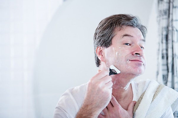 포토 JPG 백인 응시 남자 중년 50대 실내 한명 서기 상반신 앞모습 거울 화장실 면도 면도칼 중년남자한명만 국내포토 서양인 1 시선 뷰포인트 모션 사람 성인 내부 남자한명만 중년남자만 파일형식