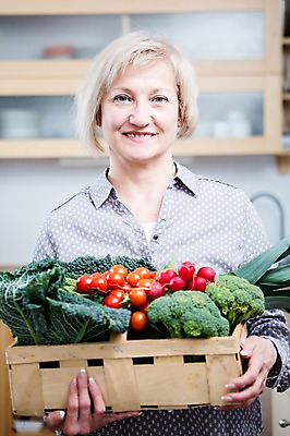 포토 JPG 백인 여자 중년 50대 토마토 채소 주방용품 실내 한명 서기 웃음 들기 상반신 앞모습 아웃포커스 주방 브로콜리 파 중년여자한명만 국내포토 서양인 1 뷰포인트 생활용품 모션 촬영기법 표정 사람 성인 내부 여자한명만 중년여자만 파일형식