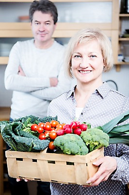 포토 JPG 백인 부부 응시 여자 남자 중년 50대 토마토 채소 가족 주방용품 실내 서기 웃음 들기 상반신 두명 앞모습 아웃포커스 팔짱 주방 노부부 브로콜리 파 부부라이프 중년만 국내포토 서양인 라이프스타일 커플 시선 뷰포인트 생활용품 관계 모션 촬영기법 표정 사람 성인 내부 성인만 파일형식