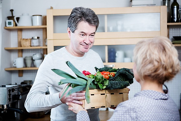 포토 JPG 백인 부부 여자 남자 중년 50대 토마토 채소 가족 주방용품 실내 서기 웃음 들기 상반신 두명 앞모습 옆모습 아웃포커스 주방 노부부 브로콜리 파 부부라이프 중년만 국내포토 서양인 라이프스타일 커플 뷰포인트 생활용품 관계 모션 촬영기법 표정 사람 성인 내부 성인만 파일형식