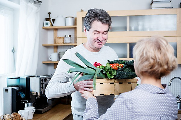 포토 JPG 백인 부부 여자 남자 중년 50대 토마토 채소 가족 주방용품 실내 서기 웃음 들기 상반신 두명 앞모습 뒷모습 아웃포커스 주방 노부부 브로콜리 주기 파 부부라이프 중년만 국내포토 서양인 라이프스타일 커플 뷰포인트 생활용품 관계 모션 촬영기법 표정 사람 성인 내부 성인만 파일형식
