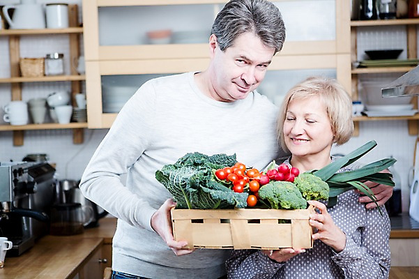 포토 JPG 백인 부부 응시 여자 남자 중년 50대 토마토 채소 가족 주방용품 실내 서기 웃음 들기 상반신 두명 앞모습 아웃포커스 주방 노부부 브로콜리 파 부부라이프 중년만 국내포토 서양인 라이프스타일 커플 시선 뷰포인트 생활용품 관계 모션 촬영기법 표정 사람 성인 내부 성인만 파일형식