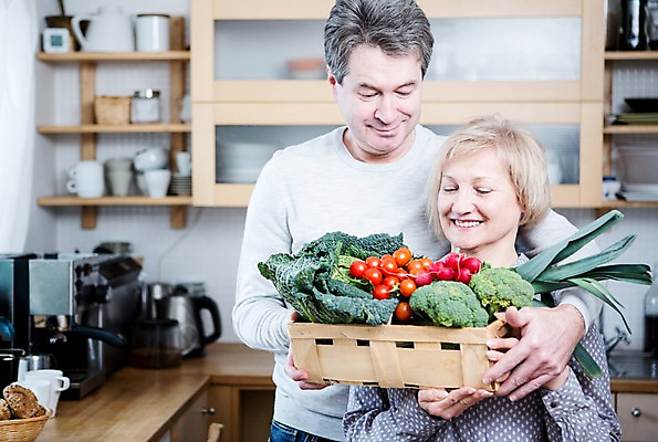 포토 JPG 백인 부부 응시 여자 남자 중년 50대 토마토 채소 가족 안기 주방용품 실내 서기 웃음 들기 상반신 두명 앞모습 아웃포커스 주방 노부부 브로콜리 파 부부라이프 중년만 국내포토 서양인 라이프스타일 커플 시선 뷰포인트 생활용품 관계 모션 촬영기법 표정 사람 성인 내부 성인만 파일형식