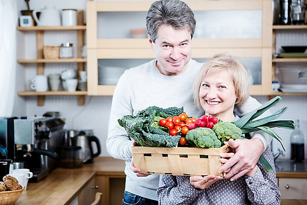 포토 JPG 백인 부부 여자 남자 중년 50대 토마토 채소 가족 안기 주방용품 실내 서기 웃음 들기 상반신 두명 앞모습 아웃포커스 주방 노부부 브로콜리 파 부부라이프 중년만 국내포토 서양인 라이프스타일 커플 뷰포인트 생활용품 관계 모션 촬영기법 표정 사람 성인 내부 성인만 파일형식