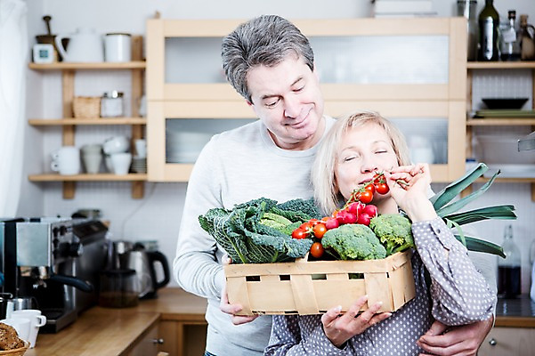 포토 JPG 백인 부부 응시 여자 남자 중년 50대 토마토 채소 가족 안기 주방용품 실내 서기 웃음 들기 상반신 두명 앞모습 아웃포커스 주방 노부부 브로콜리 파 부부라이프 중년만 국내포토 서양인 라이프스타일 커플 시선 뷰포인트 생활용품 관계 모션 촬영기법 표정 사람 성인 내부 성인만 파일형식