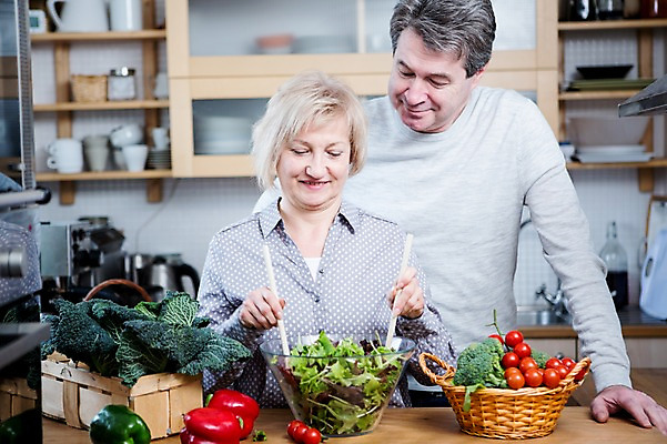 포토 JPG 백인 부부 응시 여자 남자 중년 50대 토마토 채소 가족 주방용품 파프리카 실내 요리 서기 웃음 들기 상반신 두명 앞모습 아웃포커스 주방 노부부 샐러드 브로콜리 부부라이프 중년만 국내포토 서양인 라이프스타일 커플 시선 음식 뷰포인트 생활용품 관계 모션 촬영기법 표정 사람 성인 내부 성인만 파일형식