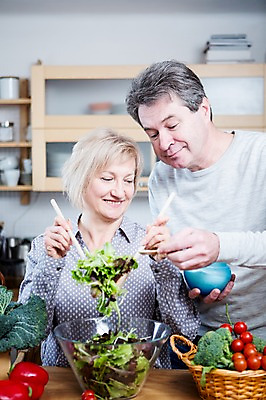 포토 JPG 백인 부부 응시 여자 남자 중년 50대 토마토 채소 가족 주방용품 파프리카 실내 요리 서기 웃음 들기 상반신 두명 앞모습 아웃포커스 주방 노부부 샐러드 브로콜리 부부라이프 중년만 국내포토 서양인 라이프스타일 커플 시선 음식 뷰포인트 생활용품 관계 모션 촬영기법 표정 사람 성인 내부 성인만 파일형식