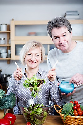 포토 JPG 백인 부부 여자 남자 중년 50대 토마토 채소 가족 주방용품 파프리카 실내 요리 서기 웃음 들기 상반신 두명 앞모습 아웃포커스 주방 노부부 샐러드 브로콜리 부부라이프 중년만 국내포토 서양인 라이프스타일 커플 음식 뷰포인트 생활용품 관계 모션 촬영기법 표정 사람 성인 내부 성인만 파일형식