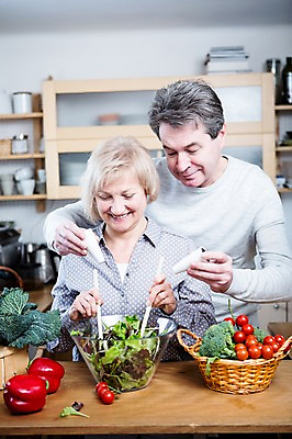 포토 JPG 백인 부부 여자 남자 중년 50대 토마토 채소 가족 주방용품 파프리카 실내 요리 서기 웃음 들기 상반신 두명 앞모습 아웃포커스 주방 노부부 샐러드 양념 브로콜리 소금 부부라이프 중년만 국내포토 서양인 라이프스타일 커플 음식 뷰포인트 생활용품 관계 모션 촬영기법 표정 사람 성인 내부 성인만 파일형식