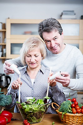 포토 JPG 백인 부부 응시 여자 남자 중년 50대 토마토 채소 가족 주방용품 파프리카 실내 요리 서기 웃음 들기 상반신 두명 앞모습 아웃포커스 주방 노부부 샐러드 양념 브로콜리 양념통 부부라이프 중년만 국내포토 서양인 라이프스타일 커플 시선 음식 뷰포인트 생활용품 관계 모션 촬영기법 통 표정 사람 성인 내부 성인만 파일형식