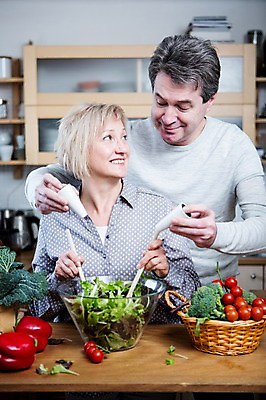 포토 JPG 백인 부부 응시 여자 남자 중년 50대 토마토 채소 가족 주방용품 파프리카 실내 요리 서기 웃음 들기 상반신 두명 앞모습 아웃포커스 주방 노부부 샐러드 양념 브로콜리 양념통 부부라이프 중년만 국내포토 서양인 라이프스타일 커플 시선 음식 뷰포인트 생활용품 관계 모션 촬영기법 통 표정 사람 성인 내부 성인만 파일형식