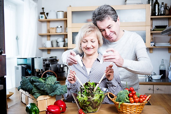 포토 JPG 백인 부부 응시 여자 남자 중년 50대 토마토 채소 가족 주방용품 파프리카 실내 요리 서기 웃음 들기 상반신 두명 앞모습 아웃포커스 주방 노부부 샐러드 양념 브로콜리 양념통 부부라이프 중년만 국내포토 서양인 라이프스타일 커플 시선 음식 뷰포인트 생활용품 관계 모션 촬영기법 통 표정 사람 성인 내부 성인만 파일형식