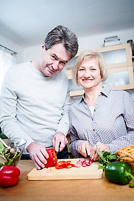 포토 JPG 백인 부부 여자 남자 중년 50대 토마토 채소 가족 주방용품 파프리카 실내 서기 웃음 들기 상반신 두명 앞모습 아웃포커스 주방 노부부 브로콜리 부부라이프 중년만 국내포토 서양인 라이프스타일 커플 뷰포인트 생활용품 관계 모션 촬영기법 표정 사람 성인 내부 성인만 파일형식