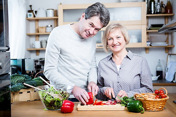 포토 JPG 백인 부부 여자 남자 중년 50대 토마토 채소 가족 주방용품 파프리카 실내 서기 웃음 들기 상반신 두명 앞모습 아웃포커스 주방 노부부 브로콜리 부부라이프 중년만 국내포토 서양인 라이프스타일 커플 뷰포인트 생활용품 관계 모션 촬영기법 표정 사람 성인 내부 성인만 파일형식