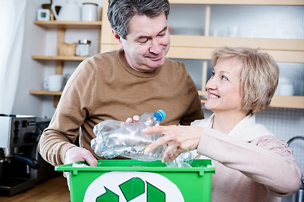 포토 JPG 백인 부부 응시 여자 남자 중년 50대 가족 실내 서기 웃음 상반신 두명 앞모습 아웃포커스 노부부 재활용 페트병 재활용품 부부라이프 중년만 국내포토 서양인 라이프스타일 커플 시선 뷰포인트 관계 모션 촬영기법 표정 사람 성인 내부 친환경 병_담는 성인만 파일형식