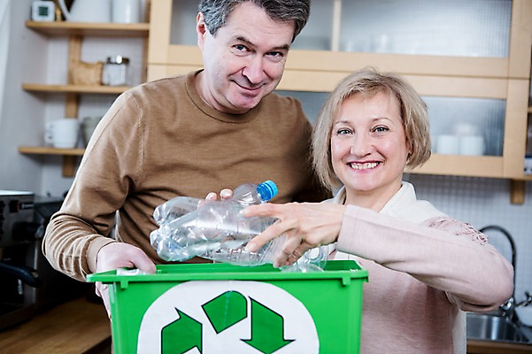 포토 JPG 백인 부부 여자 남자 중년 50대 가족 실내 서기 웃음 상반신 두명 앞모습 아웃포커스 노부부 재활용 페트병 재활용품 부부라이프 중년만 국내포토 서양인 라이프스타일 커플 뷰포인트 관계 모션 촬영기법 표정 사람 성인 내부 친환경 병_담는 성인만 파일형식