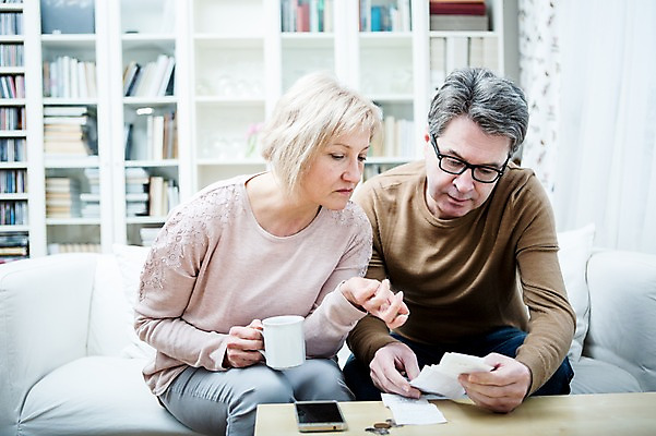포토 JPG 백인 부부 응시 여자 남자 중년 50대 거실 가족 책장 실내 들기 앉기 상반신 두명 앞모습 아웃포커스 스마트폰 소파 노부부 동전 커피잔 책상 영수증 부부라이프 중년만 국내포토 서양인 라이프스타일 커플 시선 커피 뷰포인트 가구 돈 의자 관계 모션 잔 촬영기법 사람 성인 내부 금융 핸드폰 스마트기기 성인만 파일형식