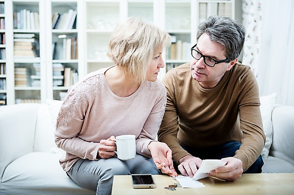 포토 JPG 백인 부부 응시 여자 남자 중년 50대 거실 가족 책장 실내 들기 앉기 상반신 두명 앞모습 아웃포커스 스마트폰 소파 노부부 동전 커피잔 책상 영수증 부부라이프 중년만 국내포토 서양인 라이프스타일 커플 시선 커피 뷰포인트 가구 돈 의자 관계 모션 잔 촬영기법 사람 성인 내부 금융 핸드폰 스마트기기 성인만 파일형식