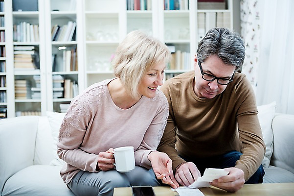 포토 JPG 백인 부부 응시 여자 남자 중년 50대 거실 가족 책장 실내 웃음 들기 앉기 상반신 두명 앞모습 아웃포커스 스마트폰 소파 노부부 동전 커피잔 책상 영수증 부부라이프 중년만 국내포토 서양인 라이프스타일 커플 시선 커피 뷰포인트 가구 돈 의자 관계 모션 잔 촬영기법 표정 사람 성인 내부 금융 핸드폰 스마트기기 성인만 파일형식