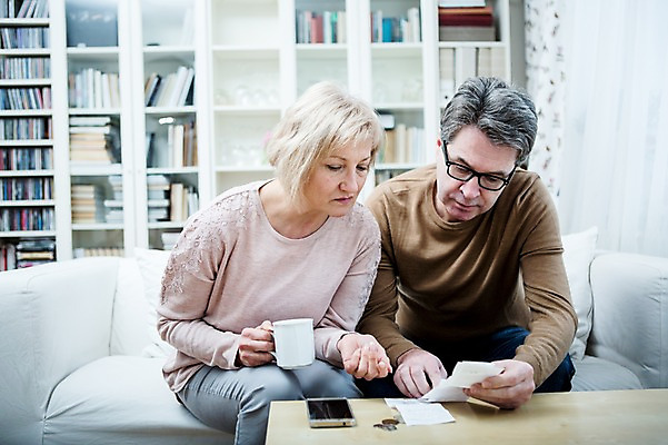 포토 JPG 백인 부부 응시 여자 남자 중년 50대 거실 가족 책장 실내 들기 앉기 상반신 두명 앞모습 아웃포커스 스마트폰 소파 노부부 동전 커피잔 책상 영수증 부부라이프 중년만 국내포토 서양인 라이프스타일 커플 시선 커피 뷰포인트 가구 돈 의자 관계 모션 잔 촬영기법 사람 성인 내부 금융 핸드폰 스마트기기 성인만 파일형식