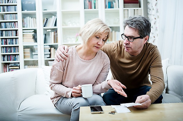포토 JPG 백인 부부 응시 여자 남자 중년 50대 거실 가족 책장 실내 들기 앉기 상반신 두명 앞모습 아웃포커스 스마트폰 소파 노부부 동전 커피잔 책상 영수증 부부라이프 중년만 어깨에손 국내포토 서양인 라이프스타일 커플 시선 커피 뷰포인트 가구 돈 의자 관계 모션 잔 촬영기법 사람 성인 내부 금융 핸드폰 스마트기기 성인만 파일형식
