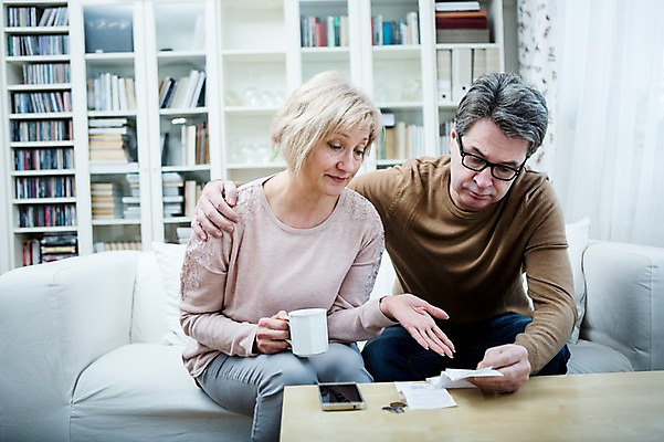 포토 JPG 백인 부부 응시 여자 남자 중년 50대 거실 가족 책장 실내 들기 앉기 상반신 두명 앞모습 아웃포커스 스마트폰 소파 노부부 동전 커피잔 책상 영수증 부부라이프 중년만 어깨에손 국내포토 서양인 라이프스타일 커플 시선 커피 뷰포인트 가구 돈 의자 관계 모션 잔 촬영기법 사람 성인 내부 금융 핸드폰 스마트기기 성인만 파일형식