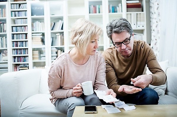 포토 JPG 백인 부부 응시 여자 남자 중년 50대 거실 가족 책장 실내 들기 앉기 상반신 두명 앞모습 아웃포커스 스마트폰 소파 노부부 동전 커피잔 책상 영수증 돈세기 부부라이프 중년만 국내포토 서양인 라이프스타일 커플 시선 커피 뷰포인트 가구 돈 의자 관계 모션 잔 촬영기법 사람 성인 내부 금융 핸드폰 스마트기기 세기 성인만 파일형식