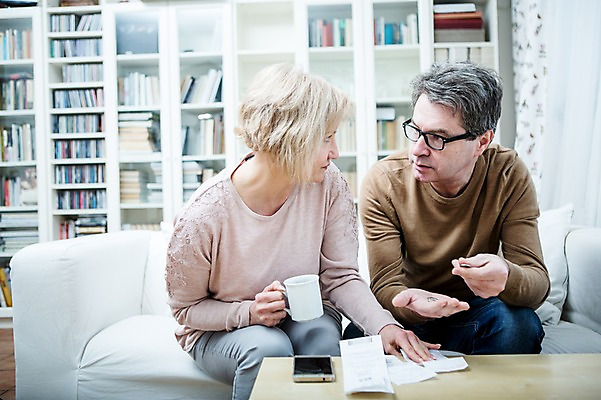 포토 JPG 백인 부부 응시 여자 남자 중년 50대 거실 가족 책장 실내 들기 앉기 상반신 두명 앞모습 아웃포커스 스마트폰 소파 노부부 동전 커피잔 책상 영수증 돈세기 부부라이프 중년만 국내포토 서양인 라이프스타일 커플 시선 커피 뷰포인트 가구 돈 의자 관계 모션 잔 촬영기법 사람 성인 내부 금융 핸드폰 스마트기기 세기 성인만 파일형식