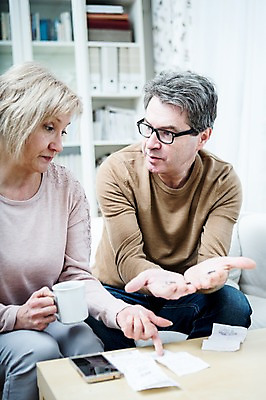 포토 JPG 백인 부부 응시 여자 남자 중년 50대 거실 가족 책장 실내 들기 앉기 상반신 두명 앞모습 아웃포커스 스마트폰 소파 노부부 동전 커피잔 책상 영수증 보여주기 부부라이프 중년만 국내포토 서양인 라이프스타일 커플 시선 커피 뷰포인트 가구 돈 의자 관계 모션 잔 촬영기법 사람 성인 내부 금융 핸드폰 스마트기기 성인만 파일형식