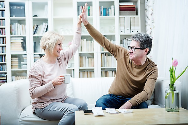 포토 JPG 백인 부부 응시 여자 남자 중년 50대 거실 가족 책장 실내 들기 앉기 상반신 두명 앞모습 아웃포커스 스마트폰 소파 마주보기 노부부 동전 커피잔 책상 하이파이브 영수증 부부라이프 중년만 국내포토 서양인 라이프스타일 커플 시선 커피 뷰포인트 가구 돈 의자 관계 모션 잔 촬영기법 사람 손짓 성인 내부 금융 핸드폰 스마트기기 성인만 파일형식