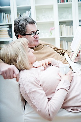 포토 JPG 백인 부부 응시 여자 남자 중년 50대 거실 가족 책장 실내 들기 상반신 두명 옆모습 아웃포커스 책 소파 눕기 독서 노부부 기댐 부부라이프 중년만 국내포토 서양인 라이프스타일 커플 시선 뷰포인트 가구 의자 관계 모션 촬영기법 사람 성인 내부 성인만 파일형식