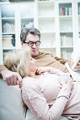 포토 JPG 백인 부부 응시 여자 남자 중년 50대 거실 가족 책장 실내 들기 상반신 두명 옆모습 아웃포커스 책 소파 눕기 독서 노부부 기댐 부부라이프 중년만 국내포토 서양인 라이프스타일 커플 시선 뷰포인트 가구 의자 관계 모션 촬영기법 사람 성인 내부 성인만 파일형식