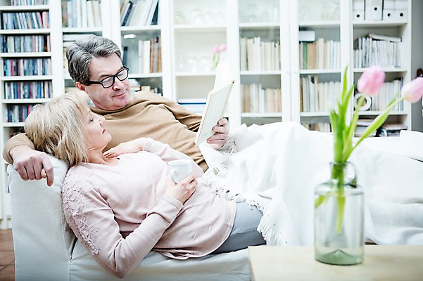 포토 JPG 백인 부부 응시 여자 남자 꽃 중년 50대 거실 가족 책장 실내 들기 상반신 두명 옆모습 아웃포커스 책 소파 눕기 독서 꽃병 노부부 기댐 부부라이프 중년만 국내포토 서양인 식물 라이프스타일 커플 시선 뷰포인트 가구 의자 관계 모션 촬영기법 사람 성인 내부 성인만 파일형식