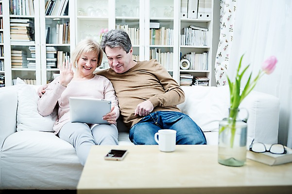 포토 JPG 백인 부부 응시 여자 남자 꽃 안경 중년 50대 거실 가족 탁자 실내 웃음 앉기 상반신 두명 앞모습 아웃포커스 컵 스마트폰 소파 태블릿 꽃병 노부부 즐거움 부부라이프 중년만 국내포토 서양인 식물 라이프스타일 식기 커플 시선 잡화 감정 뷰포인트 가구 의자 관계 모션 촬영기법 표정 사람 성인 내부 전자제품 핸드폰 스마트기기 성인만 파일형식