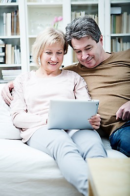 포토 JPG 백인 부부 응시 여자 남자 꽃 중년 50대 거실 가족 실내 웃음 앉기 상반신 두명 앞모습 아웃포커스 소파 태블릿 노부부 즐거움 부부라이프 중년만 국내포토 서양인 식물 라이프스타일 커플 시선 감정 뷰포인트 의자 관계 모션 촬영기법 표정 사람 성인 내부 전자제품 스마트기기 성인만 파일형식