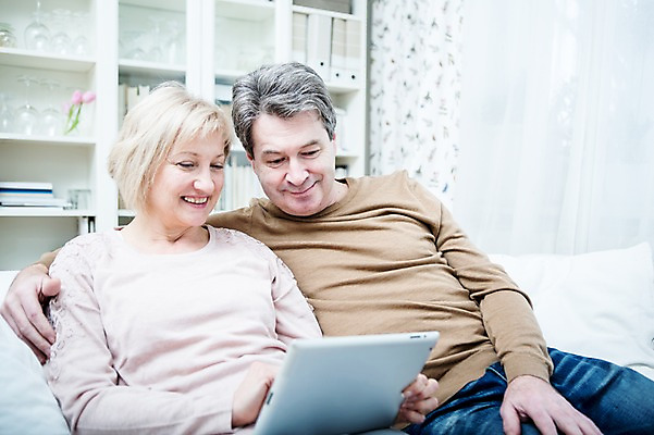 포토 JPG 백인 부부 응시 여자 남자 중년 50대 거실 가족 실내 웃음 앉기 상반신 두명 앞모습 아웃포커스 소파 태블릿 노부부 즐거움 부부라이프 중년만 국내포토 서양인 라이프스타일 커플 시선 감정 뷰포인트 의자 관계 모션 촬영기법 표정 사람 성인 내부 전자제품 스마트기기 성인만 파일형식