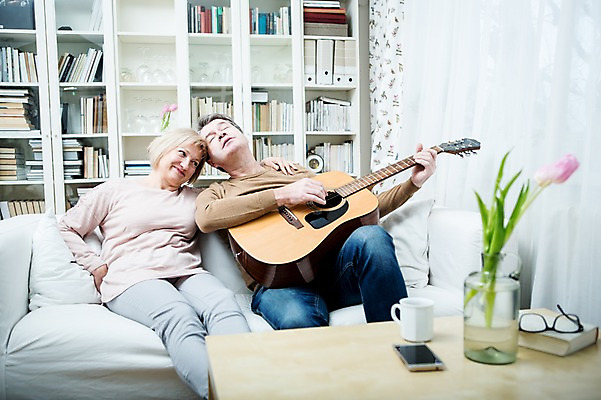 포토 JPG 백인 부부 응시 여자 남자 꽃 안경 중년 50대 연주 거실 가족 탁자 실내 웃음 앉기 상반신 두명 앞모습 아웃포커스 컵 스마트폰 소파 꽃병 노부부 기댐 기타 즐거움 부부라이프 중년만 국내포토 서양인 식물 라이프스타일 식기 커플 시선 잡화 감정 음악 뷰포인트 가구 의자 관계 모션 현악기 촬영기법 표정 사람 성인 내부 핸드폰 스마트기기 성인만 파일형식
