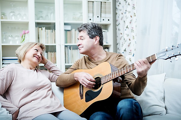 포토 JPG 백인 부부 응시 여자 남자 중년 50대 연주 거실 가족 실내 웃음 앉기 상반신 두명 앞모습 아웃포커스 소파 마주보기 노부부 기타 즐거움 부부라이프 중년만 국내포토 서양인 라이프스타일 커플 시선 감정 음악 뷰포인트 의자 관계 모션 현악기 촬영기법 표정 사람 성인 내부 성인만 파일형식