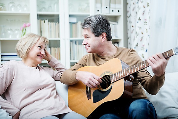 포토 JPG 백인 부부 응시 여자 남자 중년 50대 연주 거실 가족 실내 웃음 앉기 상반신 두명 앞모습 아웃포커스 소파 노부부 기타 즐거움 부부라이프 중년만 국내포토 서양인 라이프스타일 커플 시선 감정 음악 뷰포인트 의자 관계 모션 현악기 촬영기법 표정 사람 성인 내부 성인만 파일형식