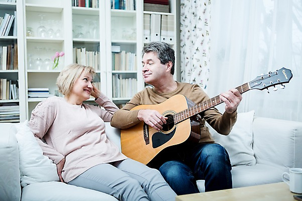 포토 JPG 백인 부부 응시 여자 남자 중년 50대 연주 거실 가족 실내 웃음 앉기 상반신 두명 앞모습 아웃포커스 소파 마주보기 노부부 기타 즐거움 부부라이프 중년만 국내포토 서양인 라이프스타일 커플 시선 감정 음악 뷰포인트 의자 관계 모션 현악기 촬영기법 표정 사람 성인 내부 성인만 파일형식