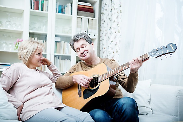 포토 JPG 백인 부부 응시 여자 남자 중년 50대 연주 거실 가족 실내 웃음 앉기 상반신 두명 앞모습 옆모습 아웃포커스 소파 노부부 기타 즐거움 부부라이프 중년만 국내포토 서양인 라이프스타일 커플 시선 감정 음악 뷰포인트 의자 관계 모션 현악기 촬영기법 표정 사람 성인 내부 성인만 파일형식