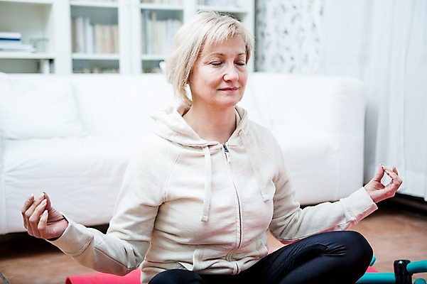 포토 JPG 백인 여자 중년 50대 거실 요가 실내 건강 한명 앉기 상반신 앞모습 아웃포커스 소파 운동 건강관리 눈감음 명상 의료성형뷰티 중년여자한명만 국내포토 서양인 1 웰빙 뷰포인트 의자 모션 촬영기법 관리 사람 성인 내부 여자한명만 중년여자만 파일형식